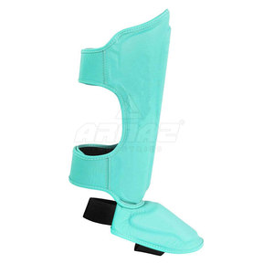 Protector de espinilla con acolchado resistente y diseño de movimiento flexible, con cierre seguro y rendimiento confiable. - Product Image 2