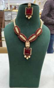 Ensemble de collier et boucles d'oreilles de haute qualité, exquis, artisanal, avec des détails en pierre d'émeraude Kundan, colliers tendance, colliers ras du cou - Product Image 5