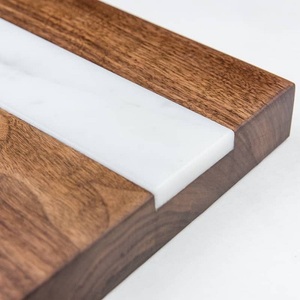 Plateau de service en résine et bois d'acacia avec poignée en métal Plateau de table basse pour ustensiles de cuisine pour hôtels et restaurants Vente en gros - Product Image 3