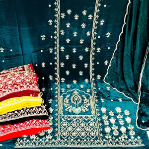 Costumes de soirée en soie brodés à la main de créateur moderne pour femmes, style traditionnel indien avant-gardiste pour les fêtes - Product Image 1