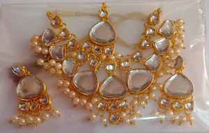 Conjunto de Joyería de Latón Clásico Premium AD Fashion para Mujer, Collar y Aretes Brillantes para Bodas y Ocasiones Tradicionales Indias - Product Image 4