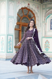 Vestido floreciente de imitación Premium con bordado de lentejuelas Algodón Interior Cuello elegante Puntada de lona y trabajo de corte Dupatta en Wine Rani - Product Image 4