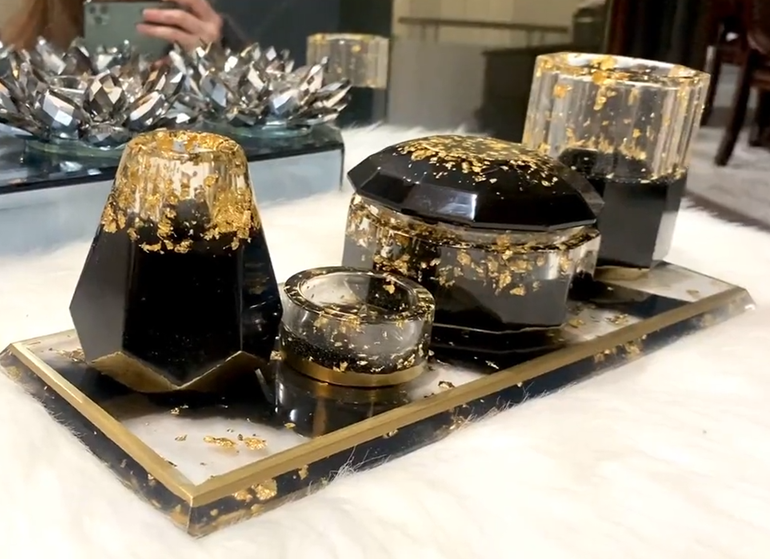 สีดำและสีทอง