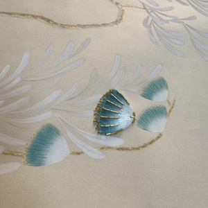 Papier peint en <span class=keywords><strong>soie</strong></span> <span class=keywords><strong>à</strong></span> fleurs de glycine peint <span class=keywords><strong>à</strong></span> la main - Murale florale beige élégante pour la décoration de maisons et d'hôtels de luxe - Product Image 1