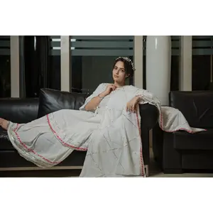 Ensemble de costume en rayonne blanche pour femmes charismatiques - Product Image 4