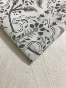 Tela de Algodón Estampada a Mano con Motivo Floral Mughal en Base Natural - Product Image 4