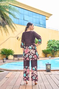 Ensemble coordonné en coton pour femmes, création de designer |   Haut Kurti à col en V imprimé floral avec pantalon assorti |   Tenue de fête - Product Image 3