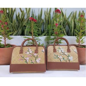 Sac à ordinateur portable esthétique tissé à la main avec doublure intérieure durable et écologique, fermeture ouverte, deux poignées, décoration florale en feuilles de palmier - Product Image 5