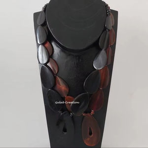 Long collier en corne de buffle naturel fait à la main léger bijoux de déclaration écologique pour les femmes dans le style tribal et Boho - Product Image 1