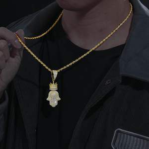 S925 Baguette Moissanite Hamsa Mano Colgante Con Corona - Product Image 1