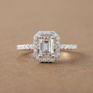 Emerald Cut Lab Grown Diamond Halo & Pave Setting Anillo de compromiso Lujoso anillo de compromiso de oro sólido de 10K Anillo de regalo para mujer - Product Image 1