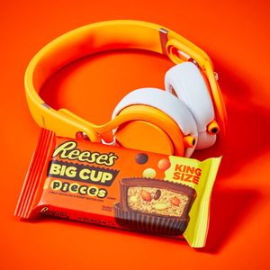 REESE'S Big Cup con Trozos de Chocolate con Leche, Tazas de Mantequilla de Maní Tamaño King, Paquetes de Dulces, 2.8 oz (16 Unidades) - Product Image 2