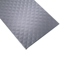 Panneau en aluminium alvéolé gaufré triangulaire bicolore argenté 5052 de 5 mm à 20 mm avec AA15 pour salle d'exposition technologique et installations sportives