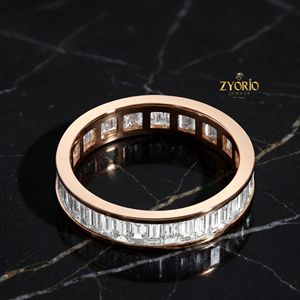 Anillo de Eternidad con Corte Esmeralda en Oro de 10K con Engaste de Canal, Anillo de Boda o Aniversario - Product Image 1