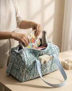 Bolsa de Viaje Deportiva de Lujo, Hecha a Mano, Acolchada, de Algodón, Gran Capacidad, Duradera, con Estampado Floral en Bloques - Product Image 2