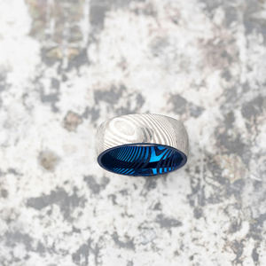 Anillos personalizables de acero de Damasco de 6mm con madera en el interior, joyería de aniversario de poder Manual a la venta - Product Image 3