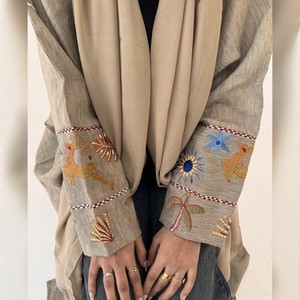 Abaya Tradicional Musulmana de Seda Hecha a Mano, Color Personalizado, Antiarrugas, Manga Larga, con Acentos Bordados, para Ocasiones de Oración - Product Image 1