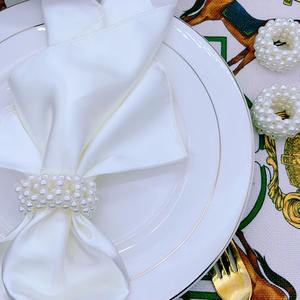 Perles blanches Rond de serviette Accessoire de décoration de table élégant pour la maison Salle à manger Mariage et fête Design élégant fait à la main et gracieux - Product Image 1