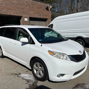 Voiture d'occasion de qualité et abordable, Toyota Sienna 2014, conduite à gauche - Product Image 1