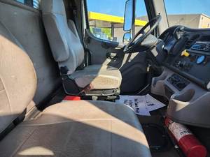 Camión de Plataforma Plana M2 2020 de 26 pies con 220 HP, Caja de Cambios Automática de 6 Velocidades, Resistente y Eficiente en Consumo de Combustible para Transporte Comercial - Product Image 2