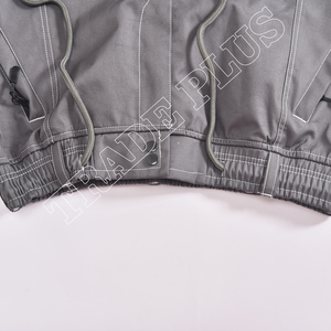 Nuevos pantalones de nieve impermeables Cargo grises de invierno con detalles de puntadas blancas y bolsillos múltiples funcionales - Product Image 3