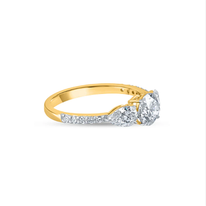 Bague de fiançailles intemporelle en or jaune 14 carats à trois pierres avec pierres précieuses scintillantes pour la collection nuptiale de l'Inde - Product Image 3