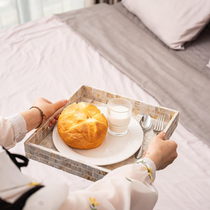 Plateau de service à café carré Capiz naturel moderne fabriqué à la main plateau de service ottoman décoratif avec poignées d'insertion du Vietnam - Product Image 6