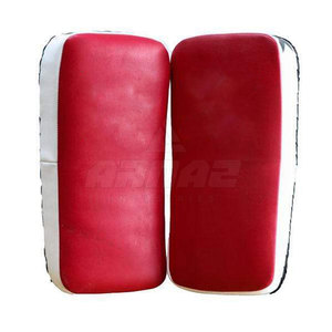 Escudo de patadas de Taekwondo con curva de patadas de entrenamiento de artes marciales con logotipo personalizado | Escudo de patadas de nuevo estilo fabricado en Pakistán - Product Image 1
