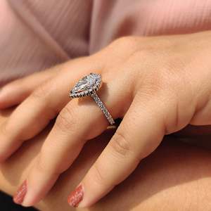 Bague de fiançailles en diamant taille ronde avec halo en forme de poire, style élégant - Product Image 4