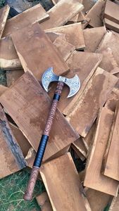 Hache Viking artisanale de qualité industrielle Thewizcrafts, manche en bois de rose, lame double personnalisée, HRC 58-60, durable - Product Image 2