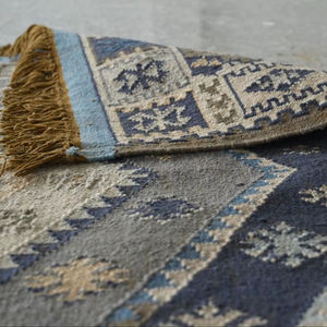 Tapis Kilim en nylon fait main Giana, bleu et beige, motif abstrait, moderne, tissé à la main, tissage plat, tapis écologique avec franges - Product Image 3