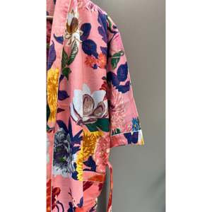 Robe Kimono en Coton Imprimé Floral Indien Faite à la Main, Peignoir Doux Tissé pour la Nuit, Tenue Décontractée pour la Famille, Idéal pour le Printemps et les Vêtements d'Intérieur - Product Image 3