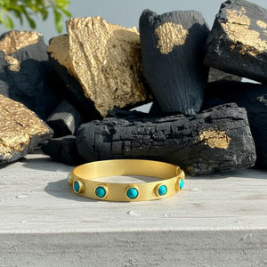 กำไลข้อมือแบบเปิดสีทองด้านประดับด้วยหินเทอร์ควอยซ์  เครื่องประดับที่มีสไตล์และโดดเด่นสำหรับทุกโอกาส - Product Image 1