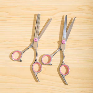 Tijeras de peluquero ligeras hechas a mano para barberos, que ofrecen precisión y control en cada corte - Product Image 6