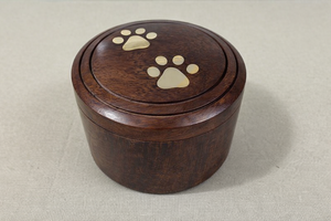 Urna Funeraria para Mascotas Estilo Mármol Naranja con Huellas de Patas Plateadas para una Elegante Memoria de Mascotas - Product Image 4