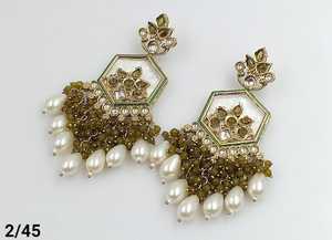 PENDIENTES TRADICIONALES Y DE MODA INDIOS KUNDAN CHAPADO EN ORO CON PENDIENTES DE PERLAS Y PENDIENTES DE BOLLYWOOD PARA MUJERES Y NIÑAS - Product Image 4