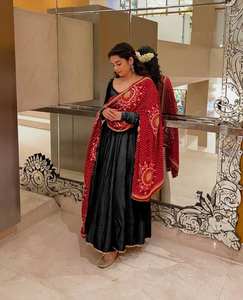 Robe en mousseline de soie Designer Elegance avec bordure en dentelle Ensemble de trois pièces comprenant un tissu imprimé Bandhani Dupatta pour les fêtes - Product Image 2