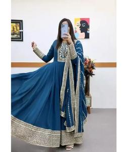 Vêtements ethniques indiens Heavy Long Anarkali Style Georgette Kurtis avec bordure en dentelle Dupatta Set pour mariage et festival Wear Gowns - Product Image 1