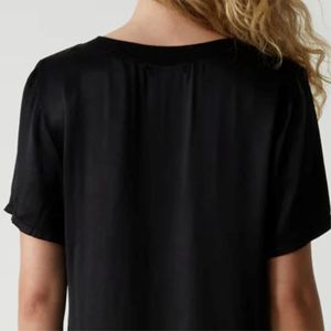 Camiseta ecológica con cuello en V para mujer, hecha de bambú orgánico, suave en la piel, hipoalergénica y sostenible - Product Image 6