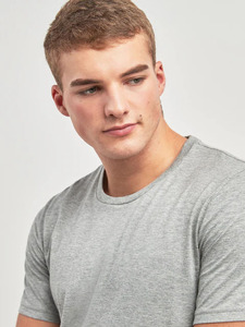 เสื้อยืดแขนสั้นทรงเข้ารูปถักลายตัวอักษรทันสมัยสำหรับผู้ชาย เสื้อผ้าสตรีทแวร์แบบสั่งทำสำหรับชีวิตประจำวัน ใส่สบายๆ ท่องเที่ยว ออกกำลังกาย - Product Image 3