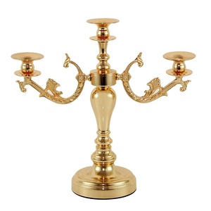 Candelabro árabe vintage de latón de alta calidad con tres brazos y acabado pulido para decoración de mesa en el hogar. - Product Image 1