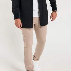 ชิโนทรงสลิมฟิต-ดีไซน์ทรงเรียวสวมใส่สบายพร้อมห่วงเข็มขัด5เส้นซิปลอยและหนังเทียมที่เอวด้านหลัง - Product Image 6