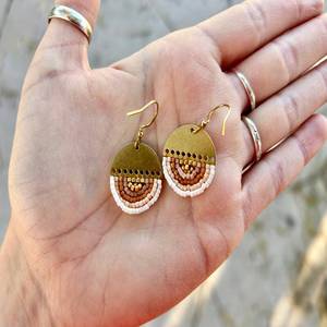 Semillas de diseñador con cuentas y Latón chapado en oro semicírculo estampado pendientes joyería para mujeres y niñas desgaste en fiesta de boda - Product Image 3