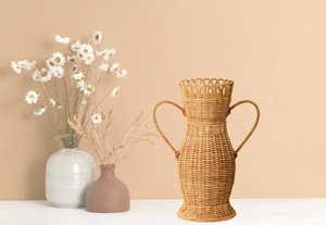 Vase décoratif en rotin tissé à la main avec deux poignées pour la décoration intérieure, le salon ou l'entrée fabriqué au Vietnam - Product Image 4