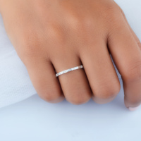 Anillo Delgado de Oro 14K/18K con Baño de Rodio, con Diamante Cultivado en Laboratorio de 0.95 Ct, Corte Baguette Brillante, Color E, Claridad VVS-VS, Certificado, Tipo Eternity
