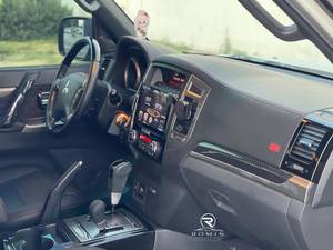 Mitsubishi Pajero GLS 4WD SUV Usato del 2020 |   Trasmissione Automatica |   Guida a Sinistra |   Pronto per l'esportazione - Product Image 4