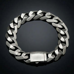 Bracelet de luxe en maille cubaine plate épaisse, brossé avec des bords biseautés argentés, chaîne entrelacée, fermoir boîte - Product Image 3