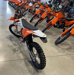 VENTA DE LIQUIDACIÓN 2023 K-TM 150 XC-W NUEVA, MOTOCICLETA USADA - SE VENDE A PRECIO DE COSTO! !! CON 1 AÑO DE GARANTÍA Y ENVÍO RÁPIDO - Product Image 1