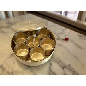 Caja de especias de metal que mantiene todas las especias esenciales organizadas en un solo lugar, ahorrando tiempo y esfuerzo durante la preparación diaria de comidas. - Product Image 1