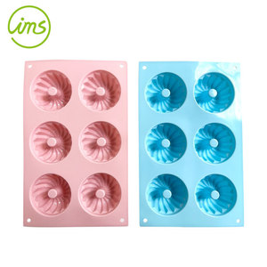 Moule à 6 cavités en silicone écologique rose/bleu pour mini-bundt fluted 28x17cm - Product Image 2
